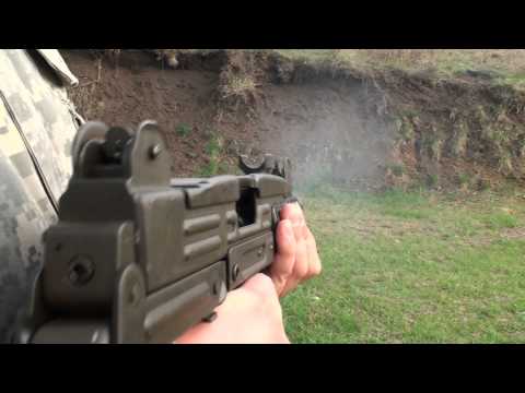 Shooting UZI (IMI UZI Submachine Gun - 9mm Luger)