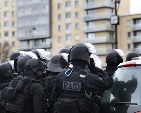 French Nationale Police RAID assault group during operation in Paris