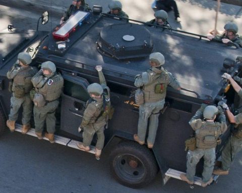 LASD SEB operators rolling on their SWAT truck