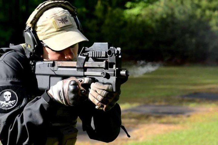 Submachine gun FN P90 chambered in 5.7 mm