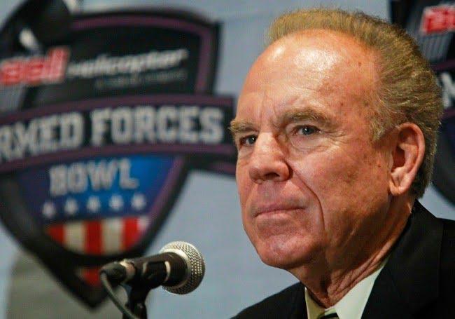 Roger Staubach notable athlete and famous military veteran
