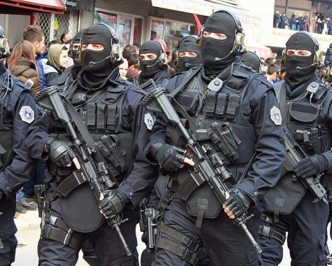 Special Intervention Unit (SIU) operators brandishing their weapons and gear