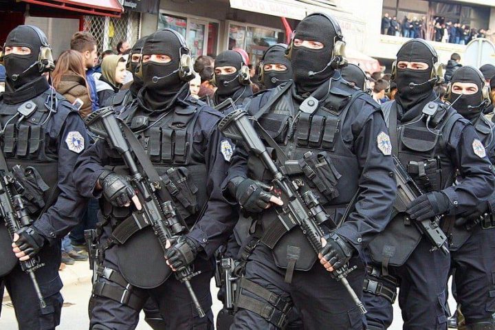 Special Intervention Unit (SIU) operators brandishing their weapons and gear