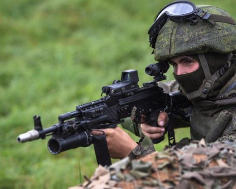 Russian soldier equipped with AK-400 assault rifle