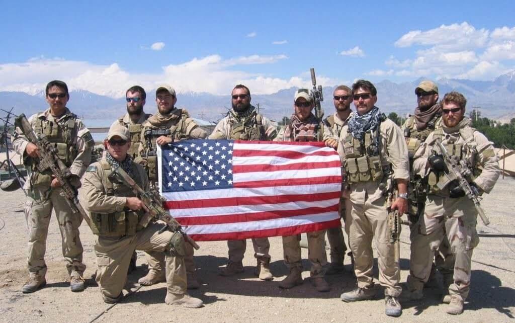 Taylor with LT Michael Murphy's father, Daniel Murphy. Taylor has