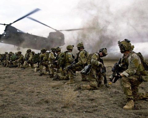 U.S. Army Rangers, assigned to 2nd Battalion 75th Ranger Regiment, prepare for extraction