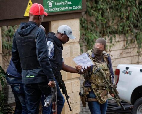 SAS operator is seen speaking with another armed rescuer during hostage crisis in Kenya