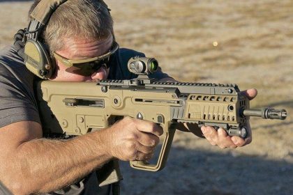 Soldier aim with its IWI Tavor assault rifle