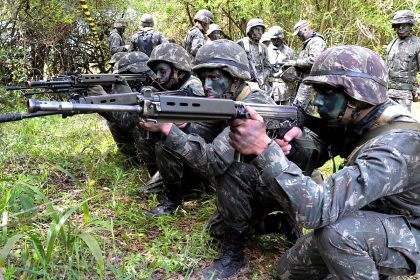 Brazilian Army soldiers with FN FAL