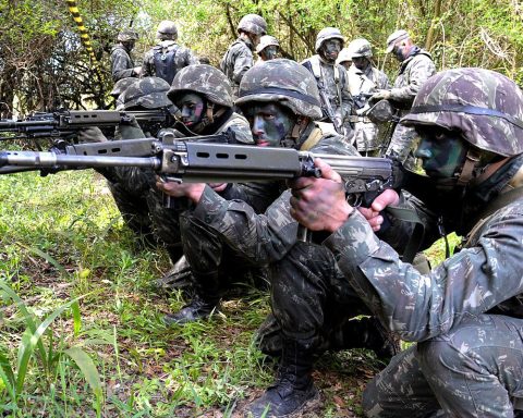 Brazilian Army soldiers with FN FAL