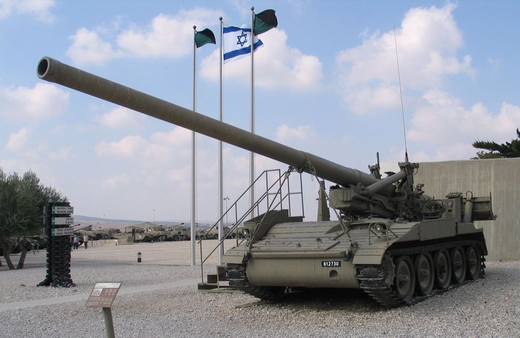 M107 175 mm sp gun in Yad la-Shiryon Museum, Israel. 2005