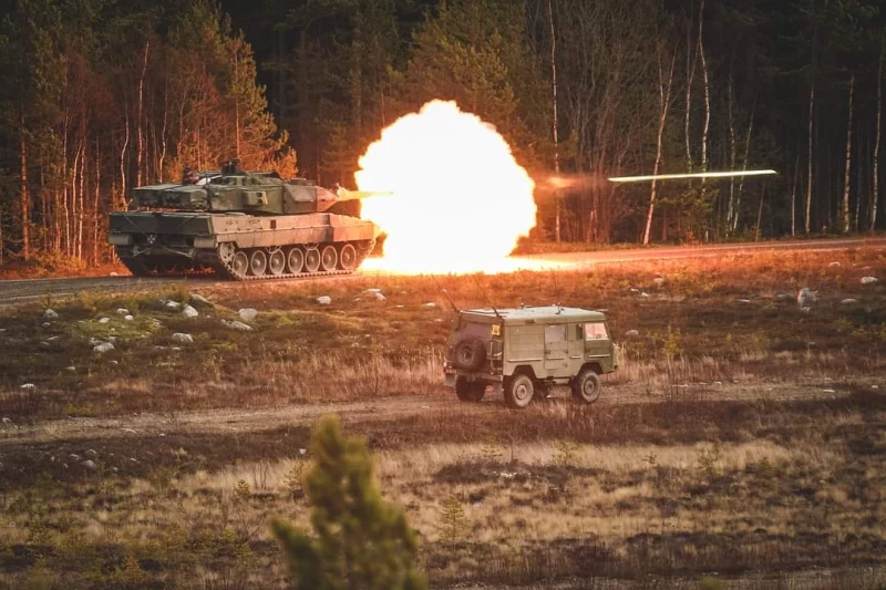 Swedish Leopard 2 firing
