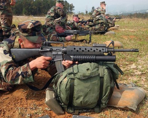 US Marine takes aim with an M16A2 fitted with the M203 40 mm grenade launcher