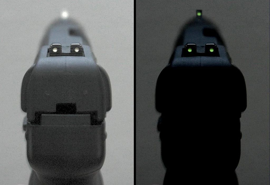 Illuminated fixed sights at Five-seven USG pistol day/night view
