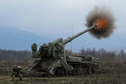 Ukrainian 2S7 Pion self-propelled gun firing artillery shell during the Russian invasion of Ukraine