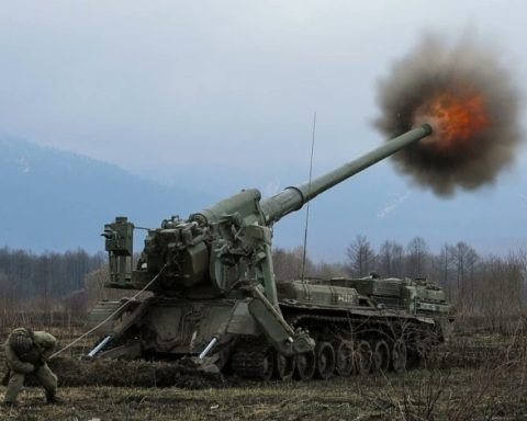 Ukrainian 2S7 Pion self-propelled gun firing artillery shell during the Russian invasion of Ukraine