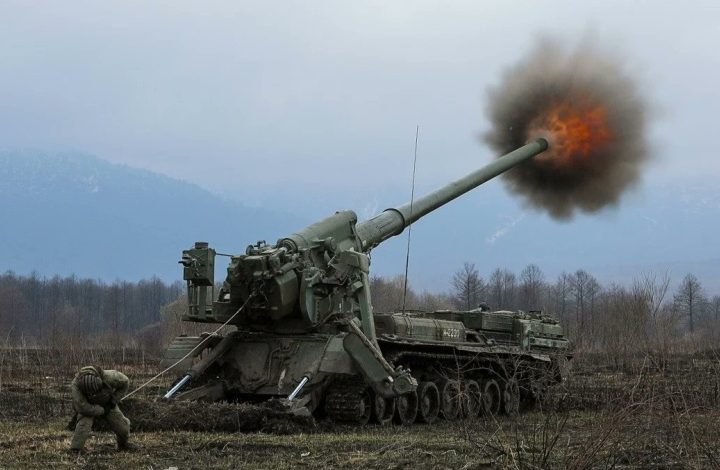 Ukrainian 2S7 Pion self-propelled gun firing artillery shell during the Russian invasion of Ukraine