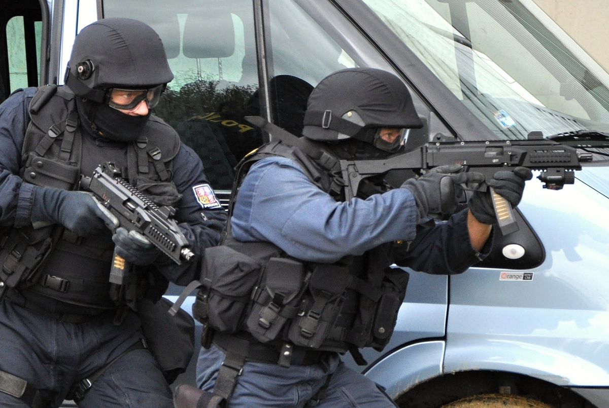 Police officers with CZ Scorpion EVO 3 submachine guns