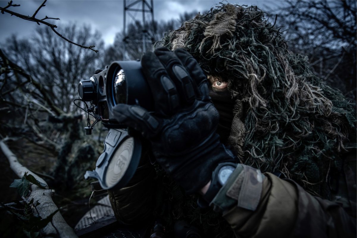 An operator from the 21st Special Reconnaissance Detachment looking through the binoculars during the Basic Reconnaissance Course 2023