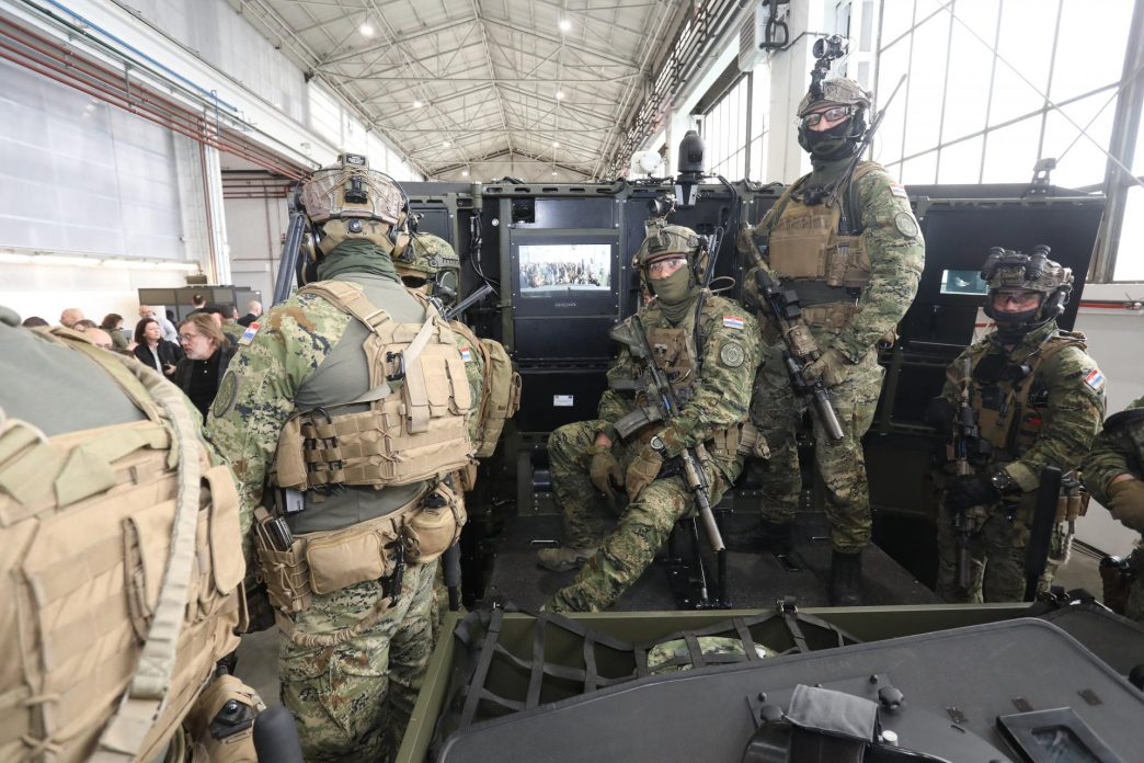 MV-3 Hystrix with tactical operators onboard