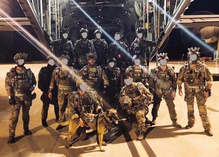 SASR operators posing for photo before night jump