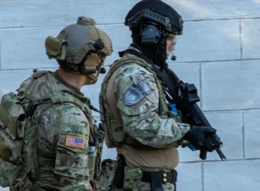 The operator from the SIPA SSU stands alongside his colleague from the US Special Forces