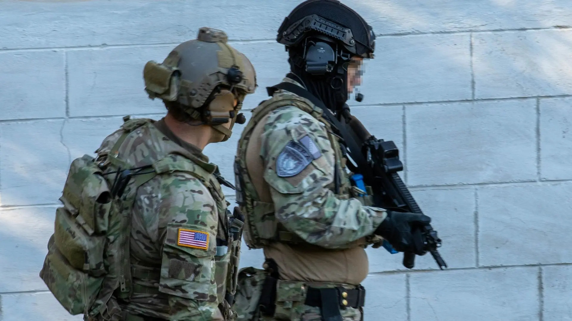 The operator from the SIPA SSU stands alongside his colleague from the US Special Forces