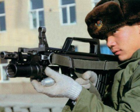 A Chinese soldier hodling an assault rifle with mounted QLG-10 underbarrel grenade launcher