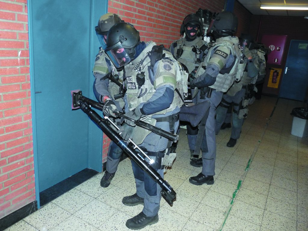 Two operators operating Libervit Door Raider before the breaching