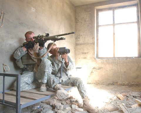 U.S. Army sniper team with the M24 SWS