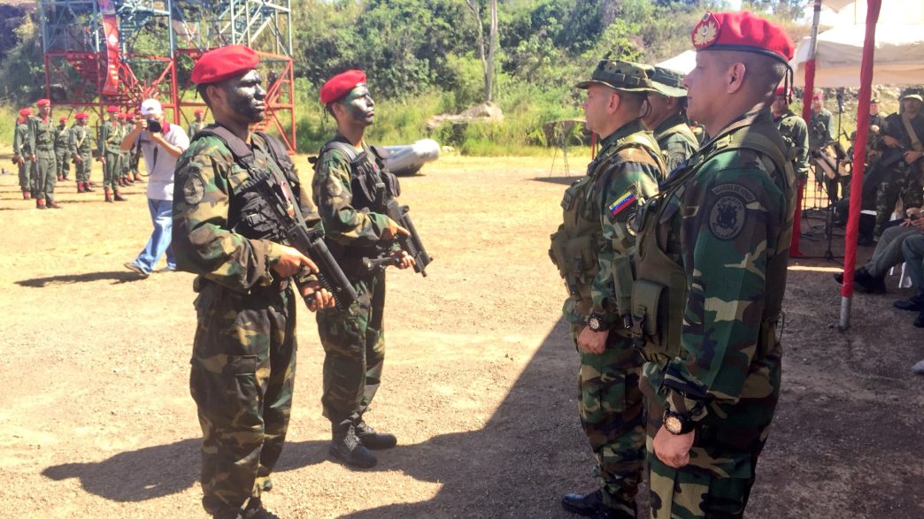 Venezuelan soldiers armed with CF-05 submachine gun