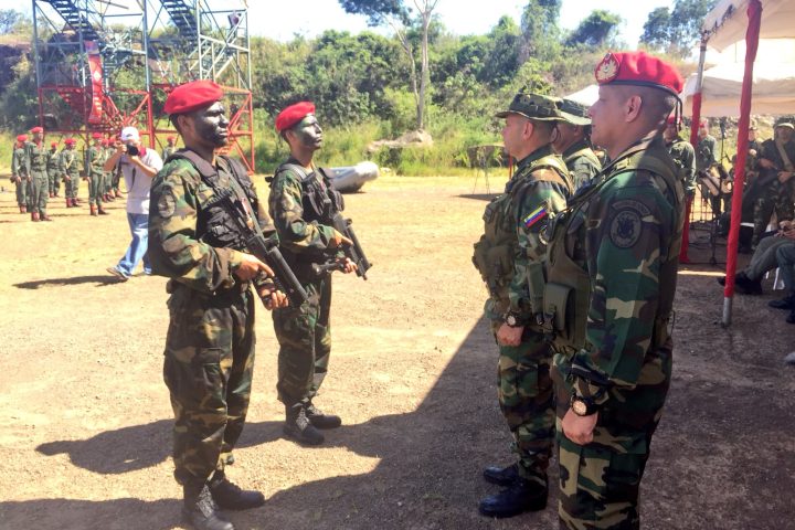 Venezuelan soldiers armed with CF-05 submachine gun