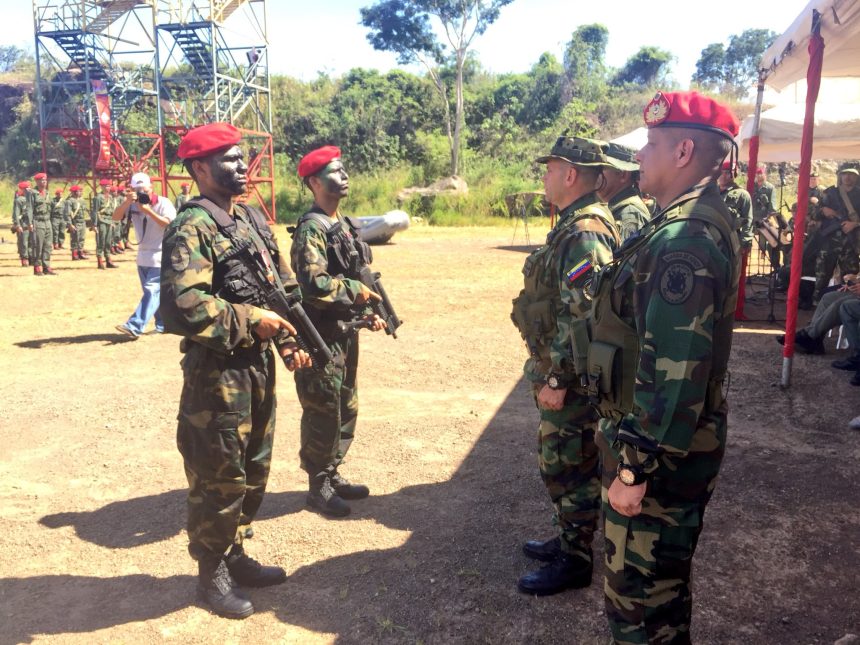 Venezuelan soldiers armed with CF-05 submachine gun